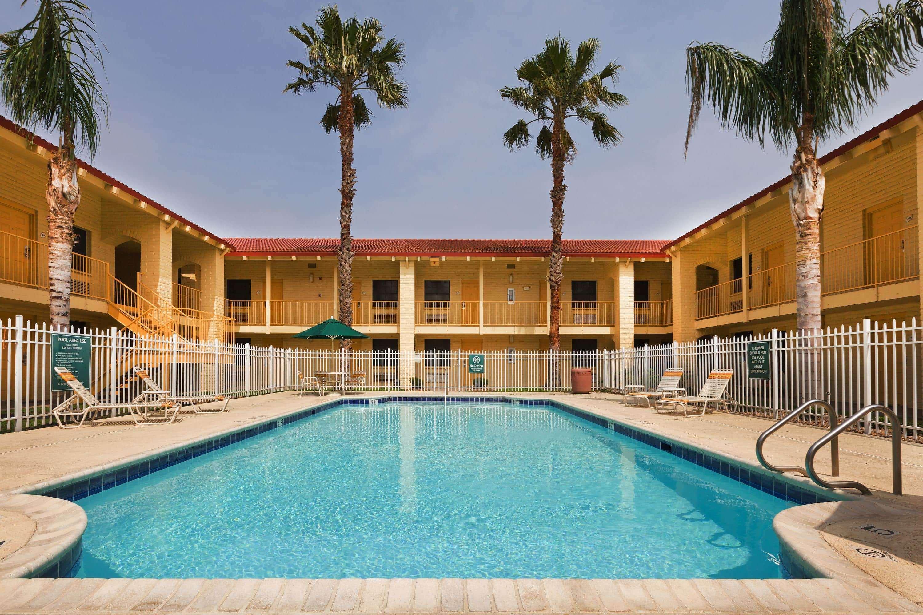 Hotel La Quinta By Wyndham Victoria